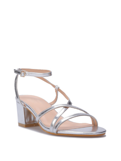 Sandales à talon et fines brides croisées