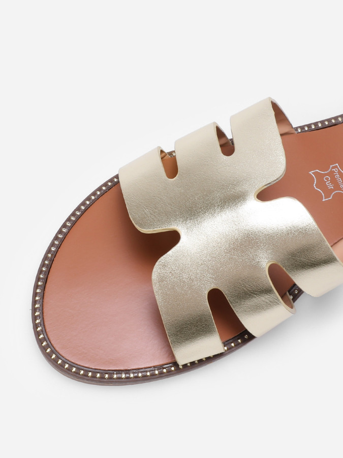 Mules plates à bride ajourée et clous