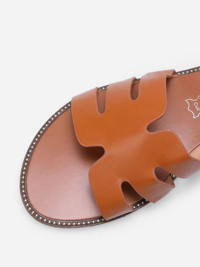 Mules plates à bride ajourée et clous