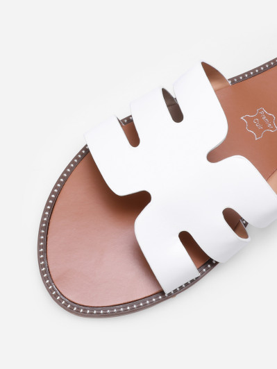 Mules plates à bride ajourée et clous