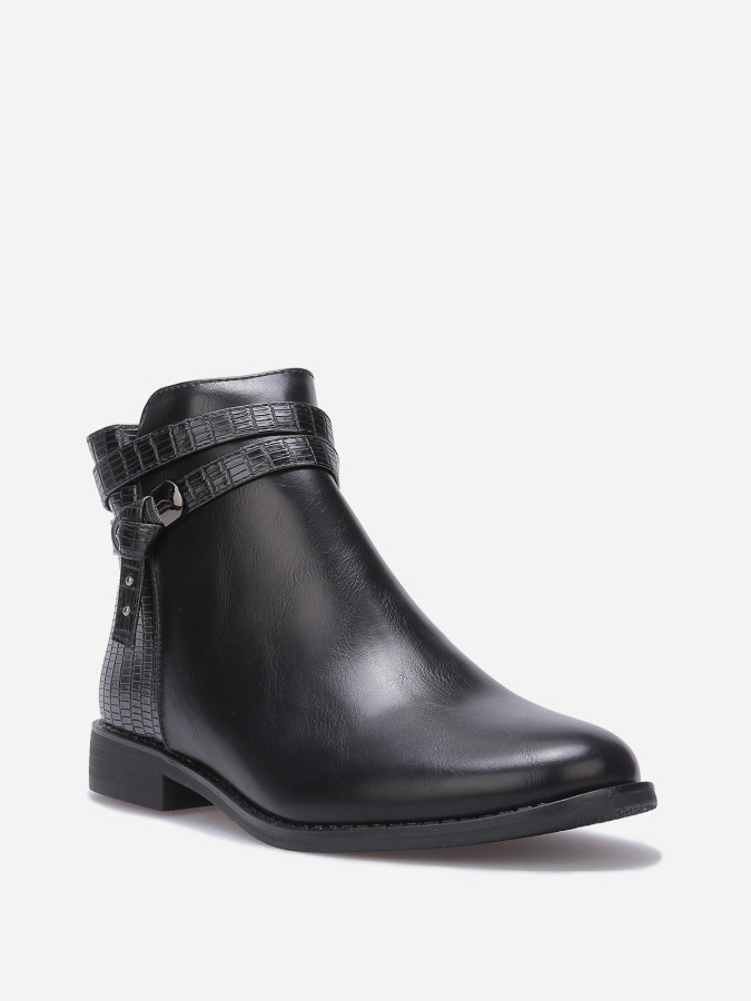 Bottines texturées avec bride à boucle