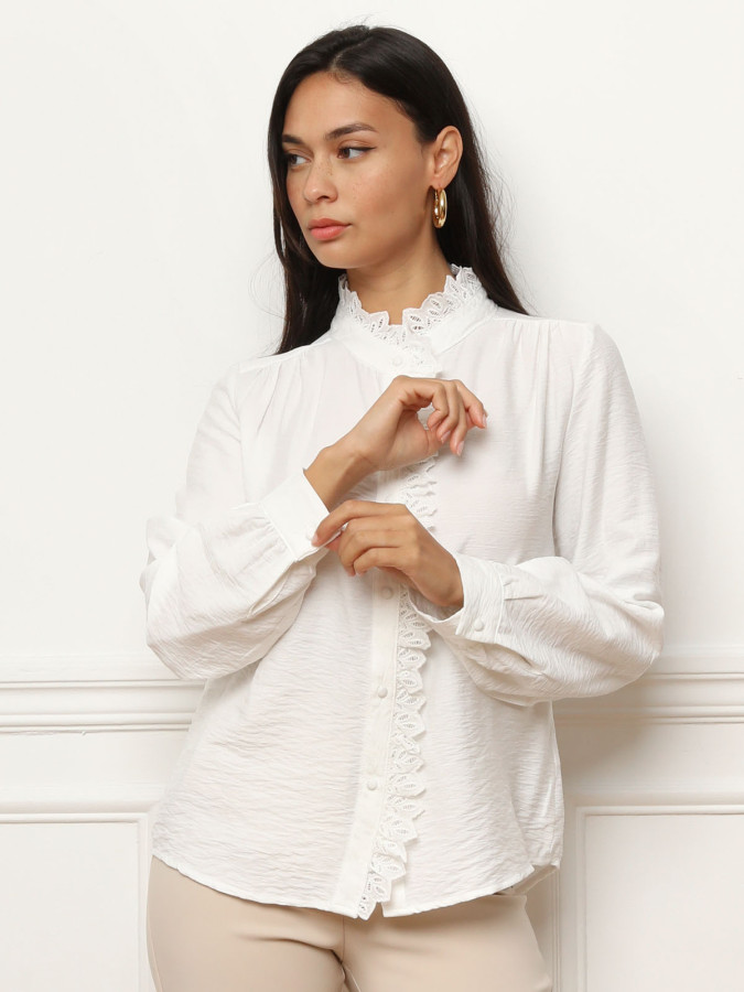 Chemisier à col montant et broderie anglaise