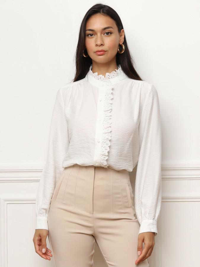 Chemisier à col montant et broderie anglaise