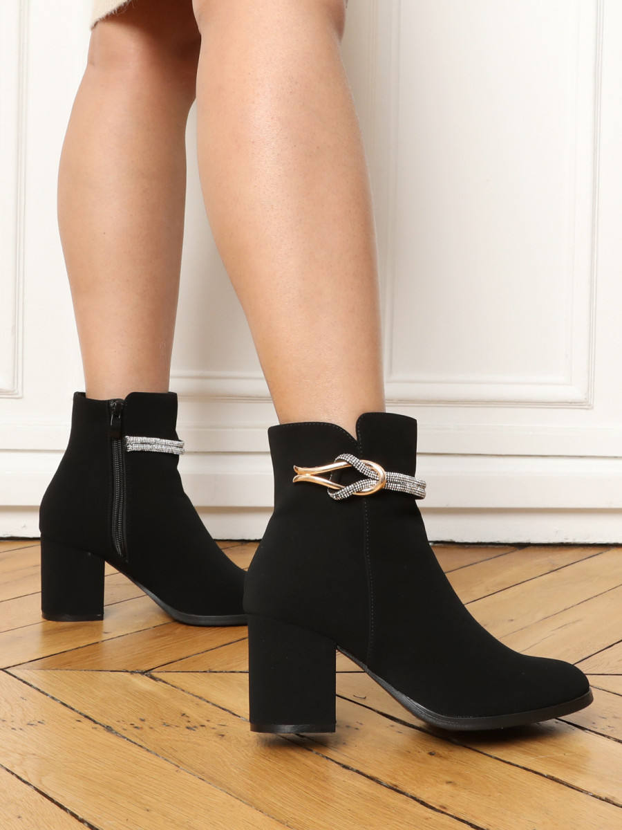 Bottines à talon avec bijou et strass