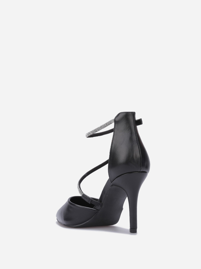 Escarpins pointus à brides strassées