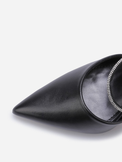 Escarpins pointus à brides strassées