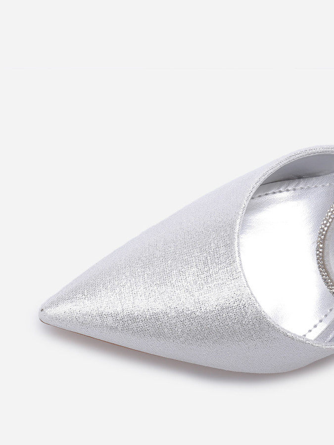 Escarpins métallisés à brides strassées