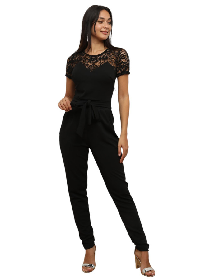Combinaison noire en dentelle avec ceinture