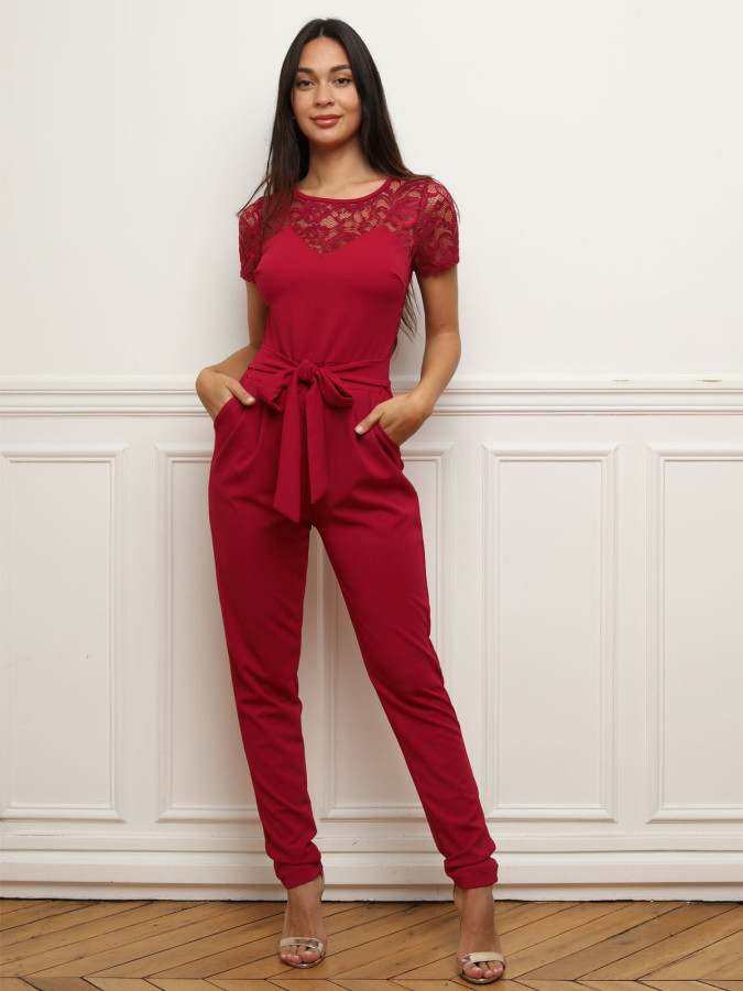 Combinaison rouge en dentelle avec ceinture