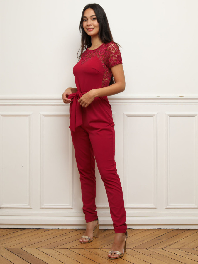 Combinaison rouge en dentelle avec ceinture