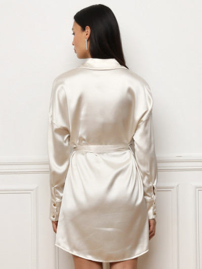 Robe chemise satinée avec ceinture