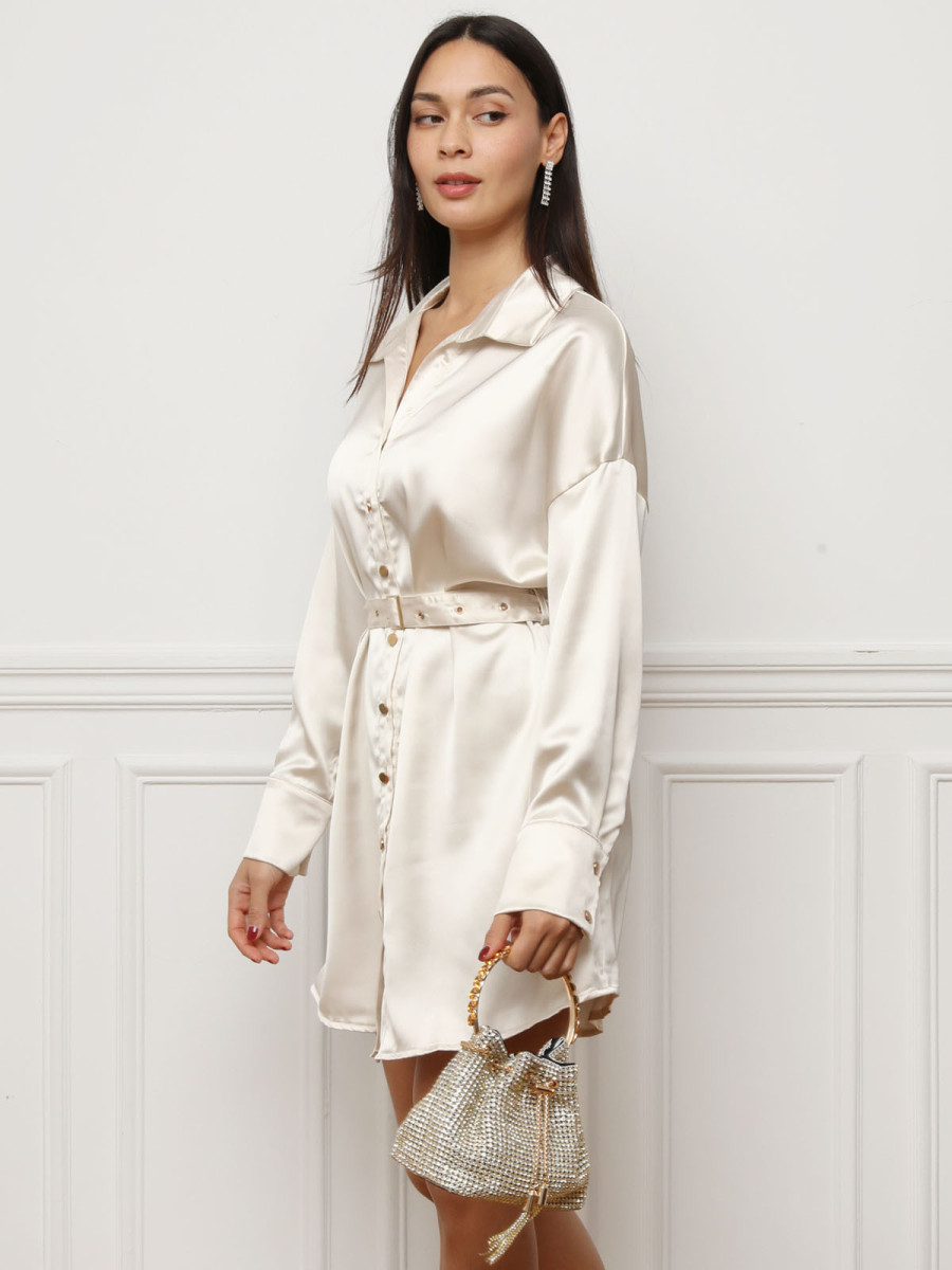 Robe chemise satinée avec ceinture