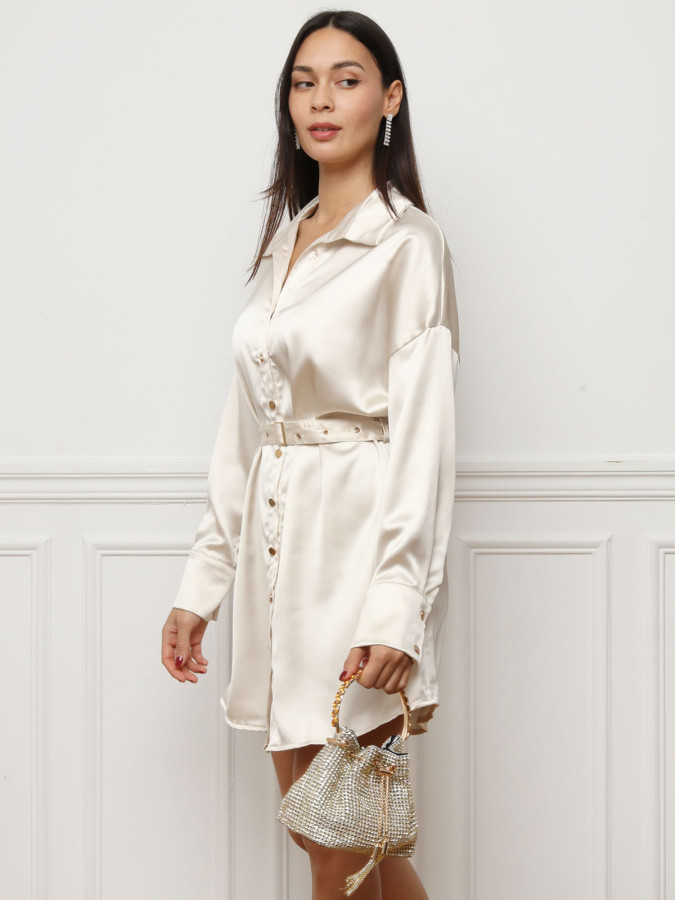 Robe chemise satinée avec ceinture