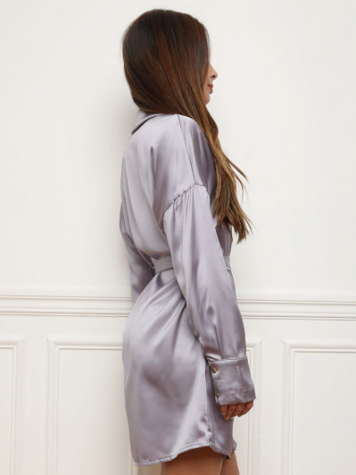 Robe chemise satinée avec ceinture