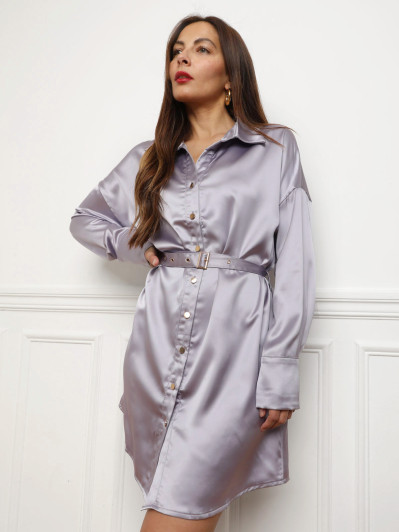 Robe chemise satinée avec ceinture