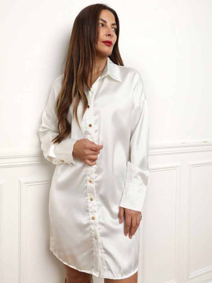 Robe chemise satinée avec ceinture