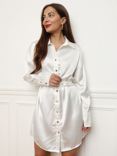 Robe chemise satinée avec ceinture