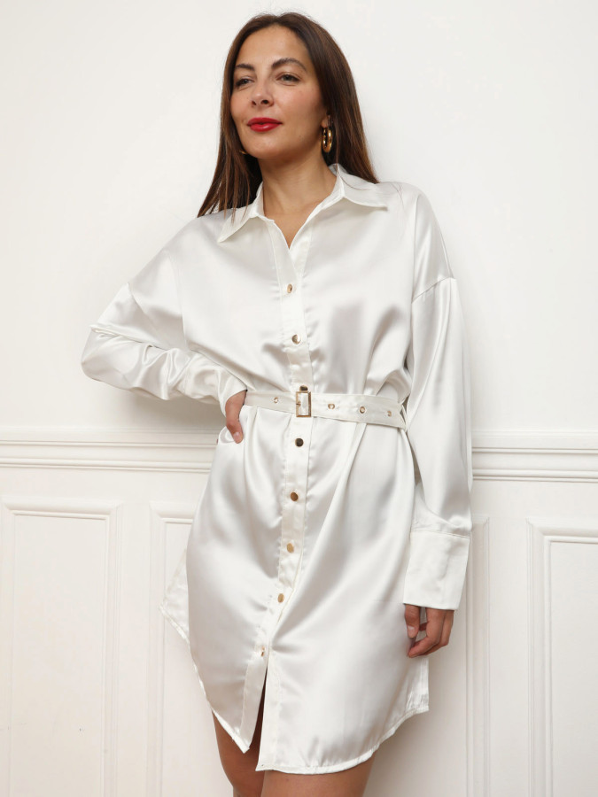 Robe chemise satinée avec ceinture