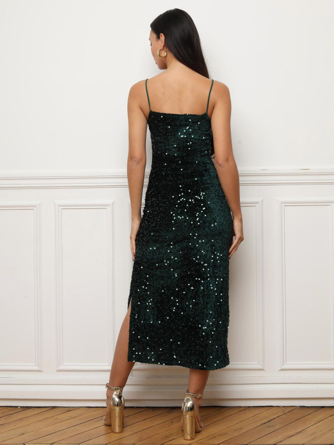 Robe verte fendue en velours à sequins