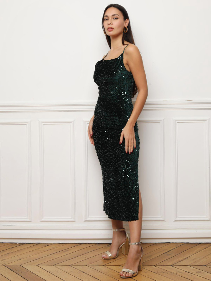 Robe verte fendue en velours à sequins