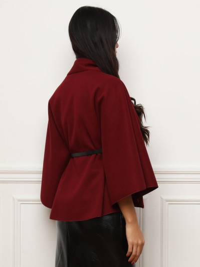 Cape ceinturée bordeaux avec boutons