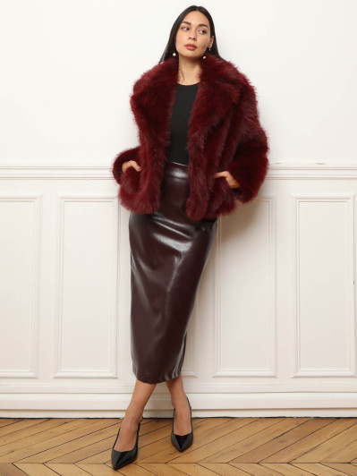 Manteau en fausse fourrure bordeaux à col revers
