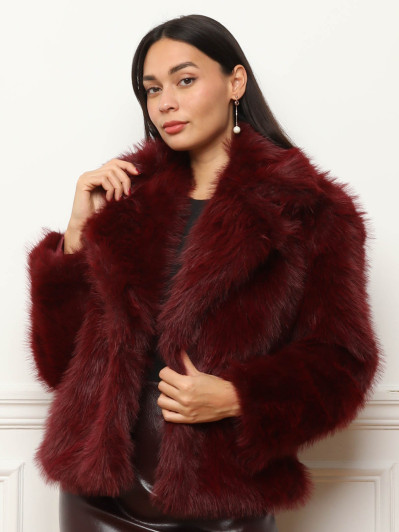Manteau en fausse fourrure bordeaux à col revers