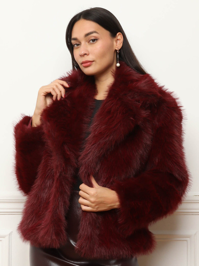 Manteau en fausse fourrure bordeaux à col revers