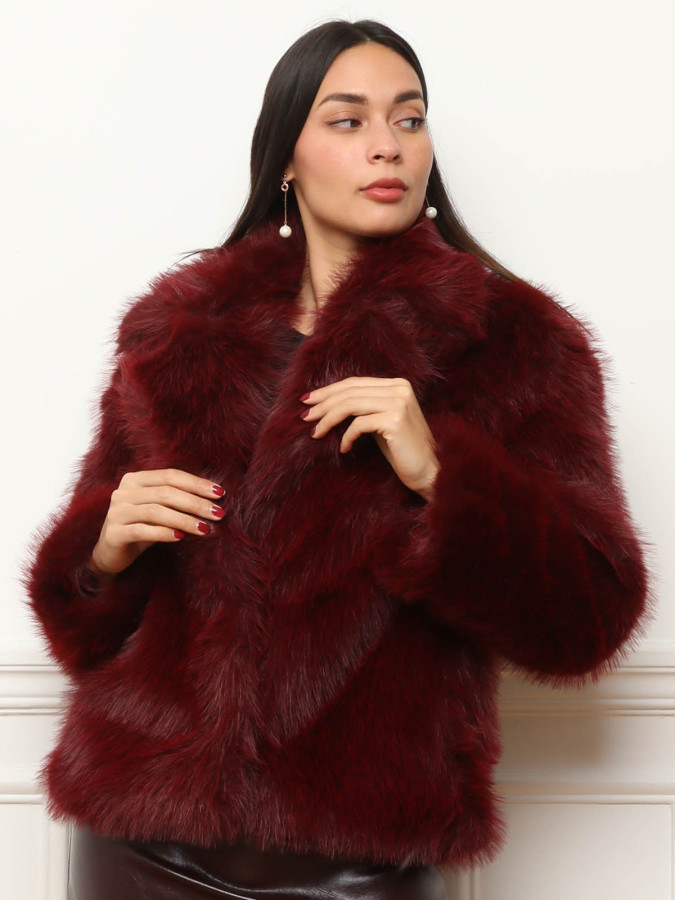 Manteau en fausse fourrure bordeaux à col revers