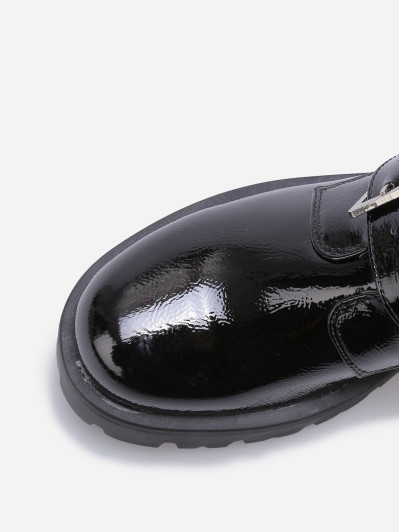Bottines vernies noires avec brides à boucles