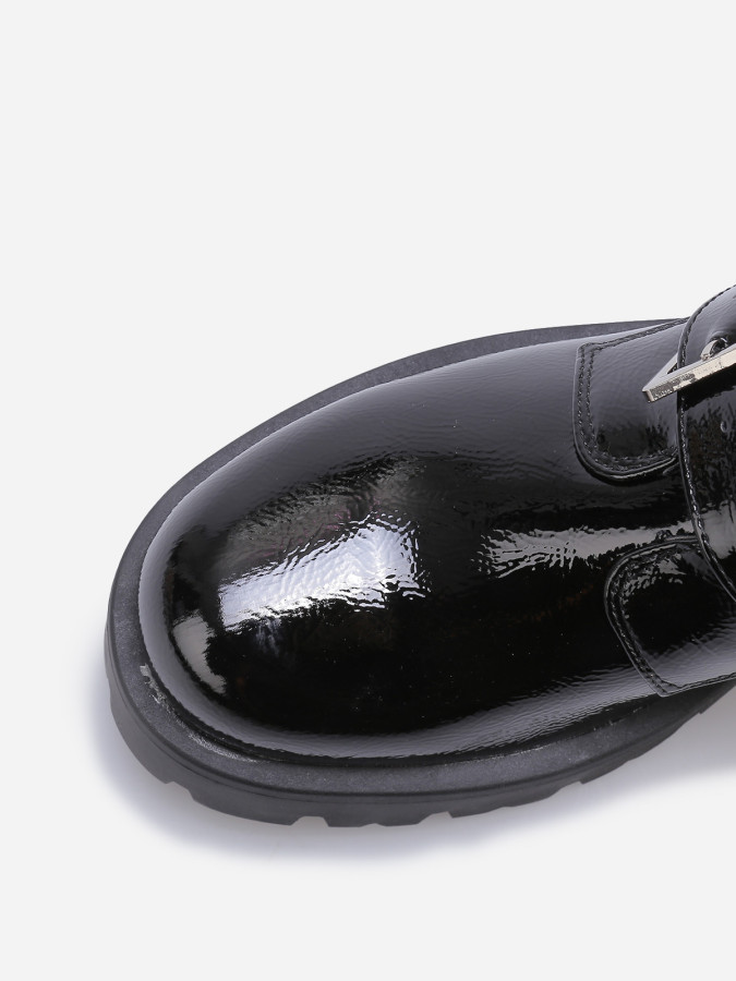 Bottines vernies noires avec brides à boucles