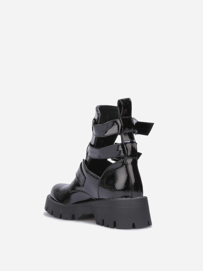 Bottines vernies noires avec brides à boucles