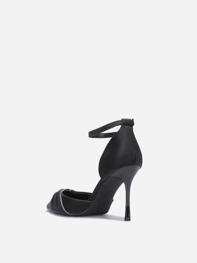 Escarpins noir à détails torsadé et strass