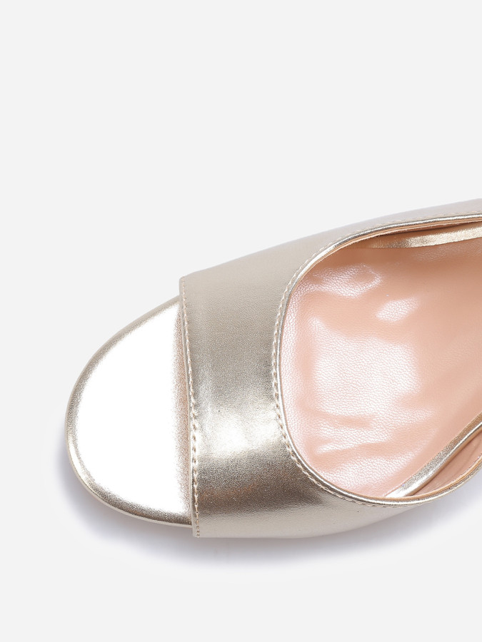 Sandales asymétriques dorées à talon fin