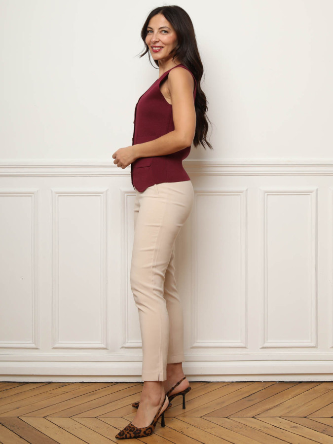 Veston en maille bordeaux à boutons dorés