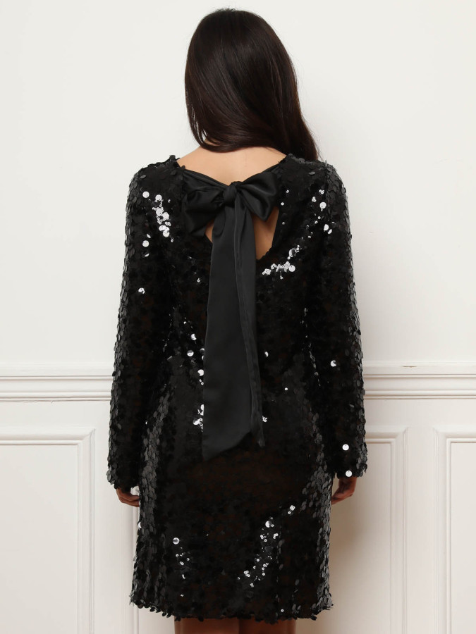 Robe noire à sequins avec nœuds au dos