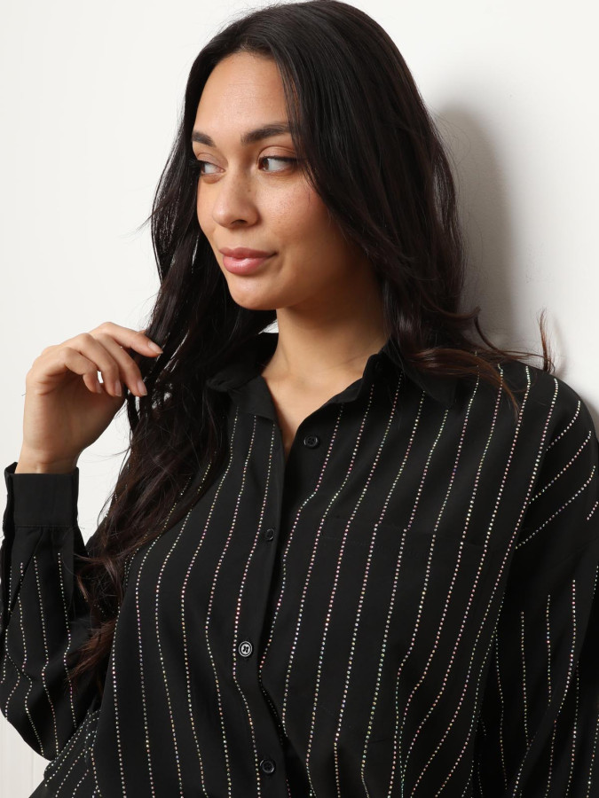 Chemise noire ample à strass