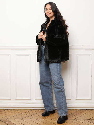 Veste noire en fausse fourrure à capuche