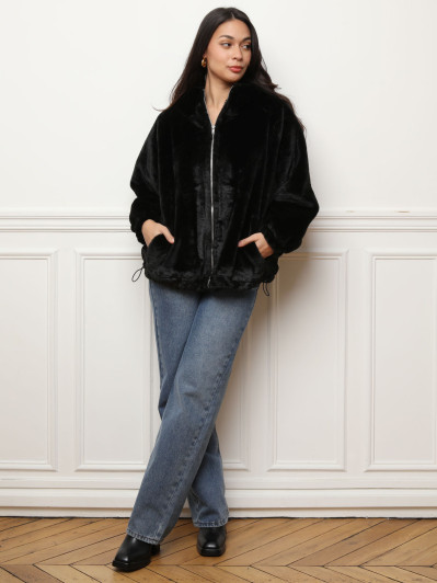 Veste noire en fausse fourrure à capuche