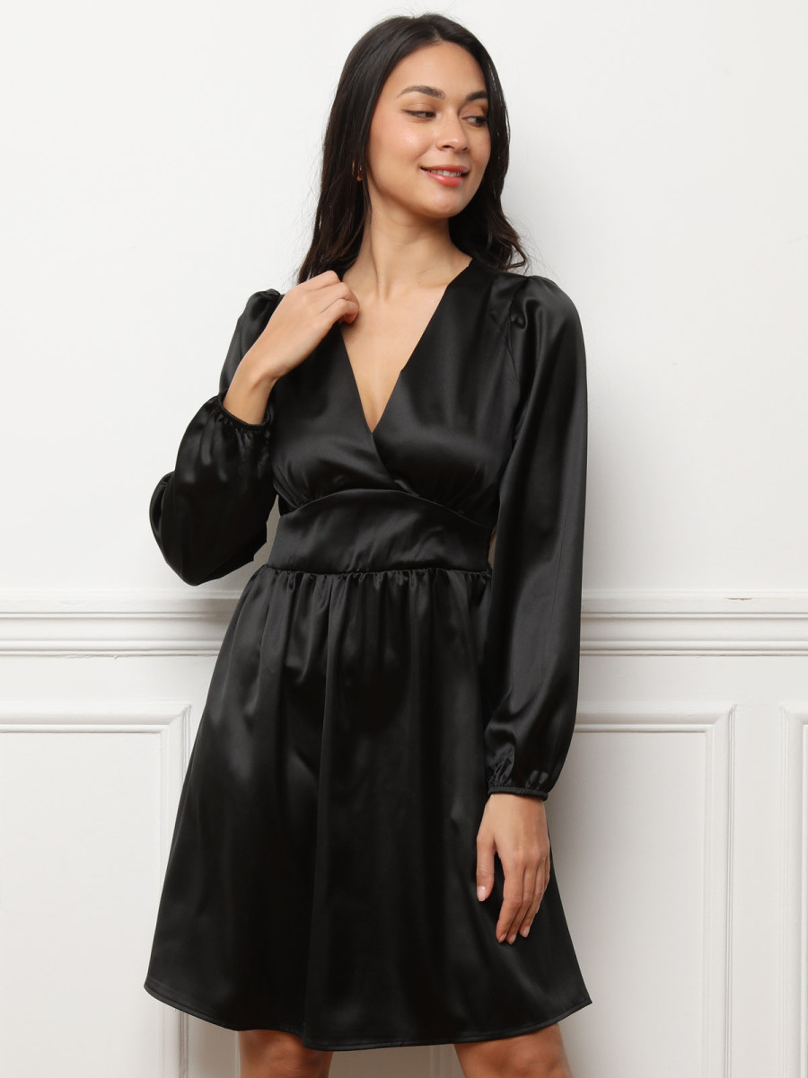 Robe noire cache-cœur satinée