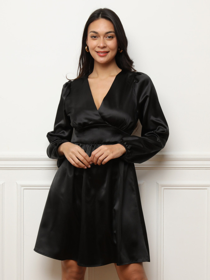 Robe noire cache-cœur satinée