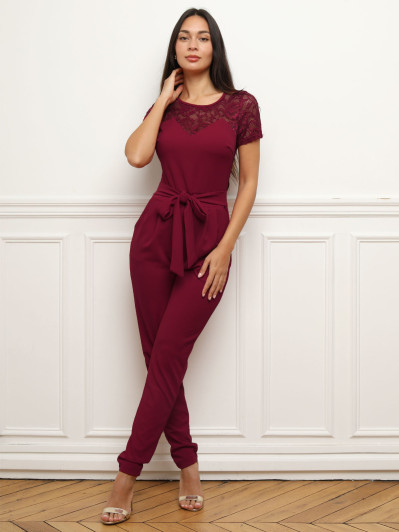 Combinaison en dentelle avec ceinture