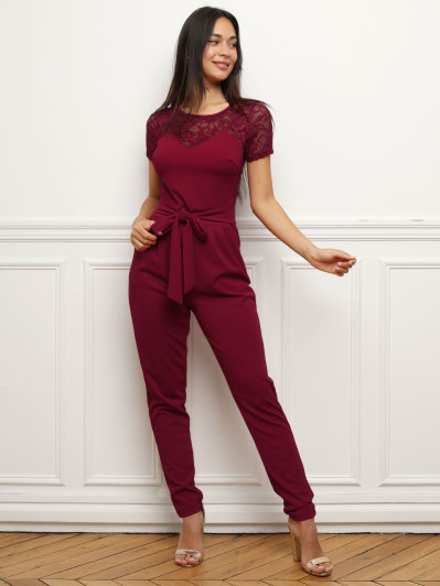 Combinaison en dentelle avec ceinture