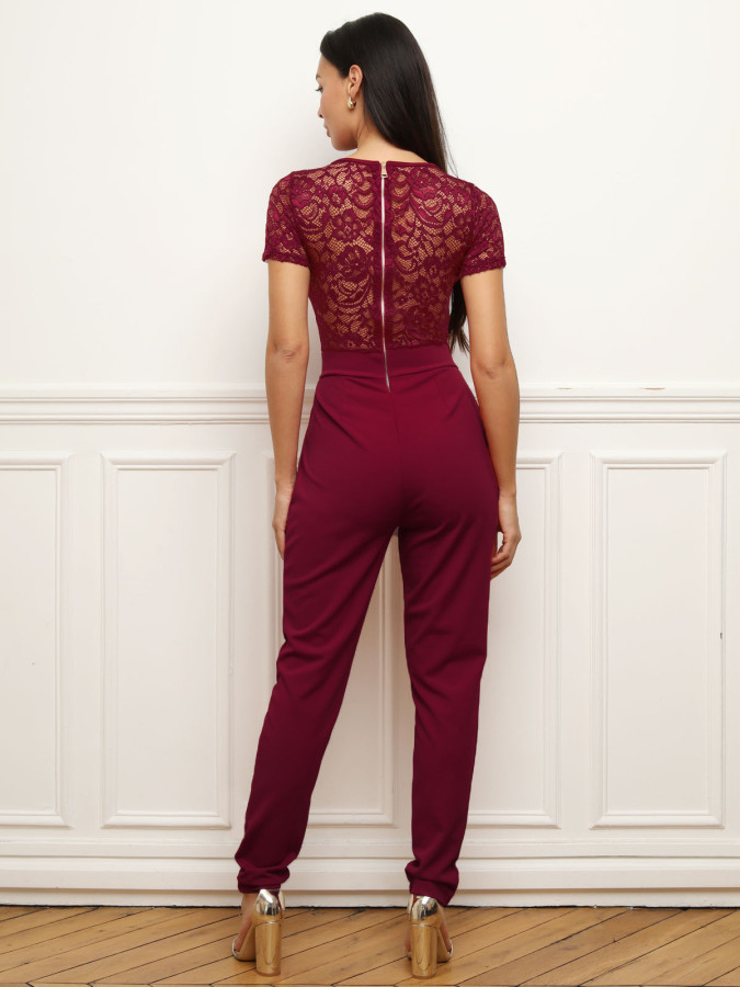 Combinaison en dentelle avec ceinture