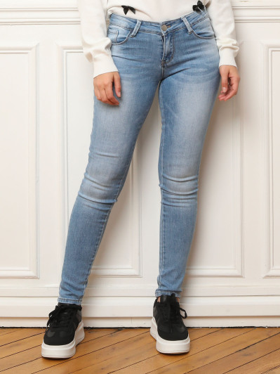 Jeans push-up slim et délavé