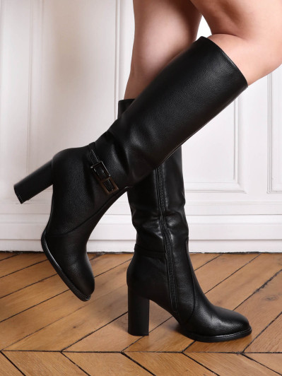 Bottes à talon et bride métallique