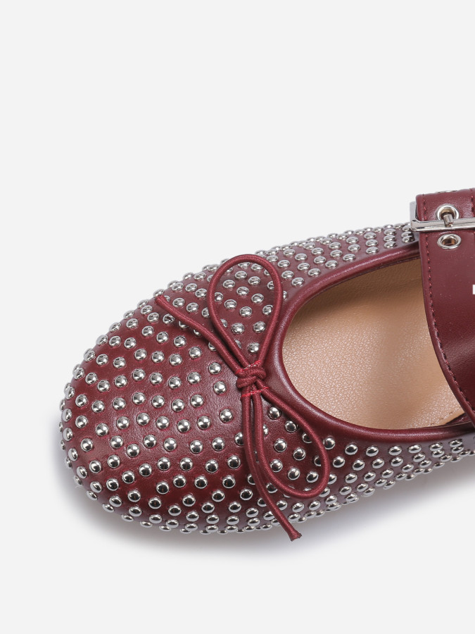 Ballerines style babies cloutées bordeaux