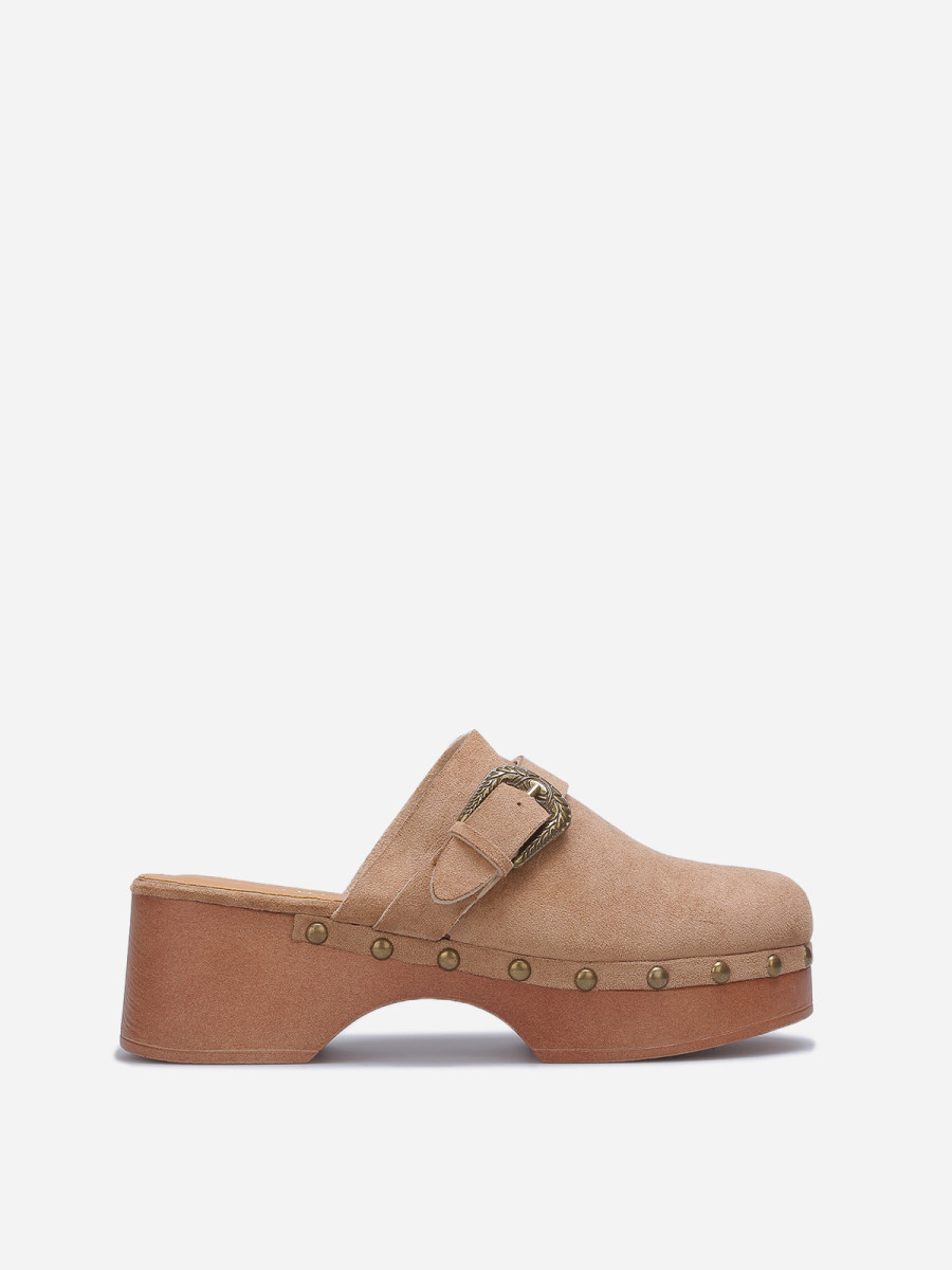 Sabots en suédine à boucle et clous camel