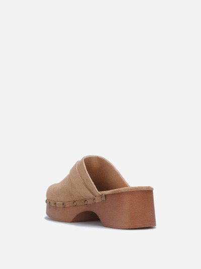 Sabots en suédine à boucle et clous camel