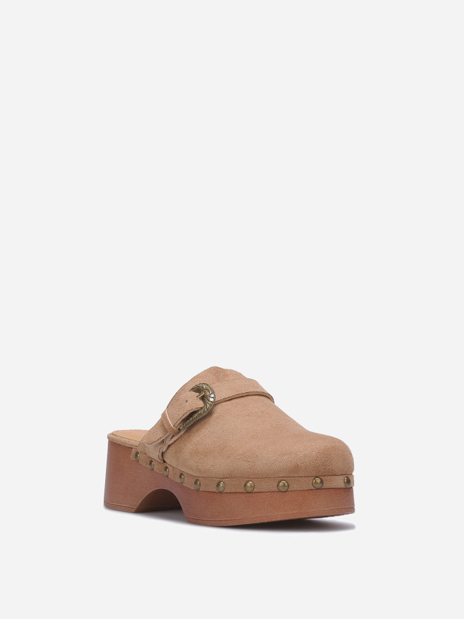 Sabots en suédine à boucle et clous camel